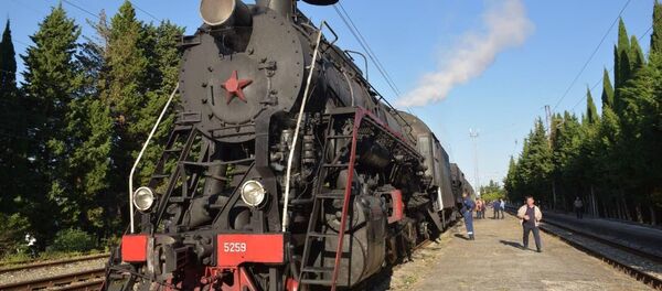 Ретро-поезд на паровой тяге впервые за 25 лет прибыл в Абхазию Ретро-поезд на паровой тяге впервые за 25 лет прибыл в Абхазию - Sputnik Абхазия