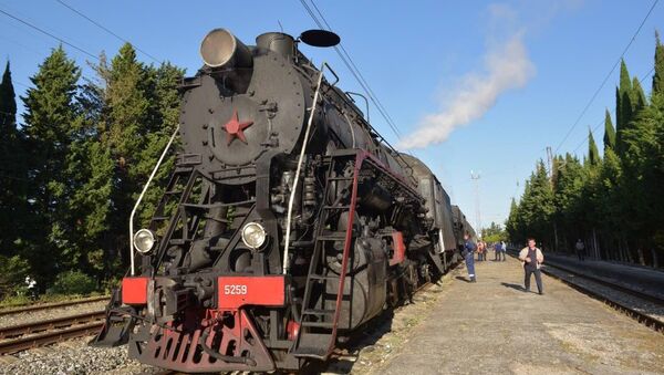 Ретро-поезд на паровой тяге впервые за 25 лет прибыл в Абхазию - Sputnik Абхазия