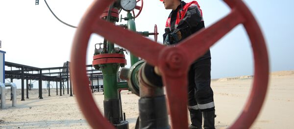 Оператор по добыче нефти компании Лукойл на нефтяном кусте в районе города Когалым. Оператор по добыче нефти компании Лукойл на нефтяном кусте в районе города Когалым. - Sputnik Абхазия