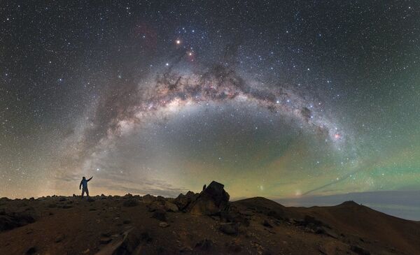 Млечный путь над Паранальской обсерваторией в пустыне Атакама - Sputnik Абхазия