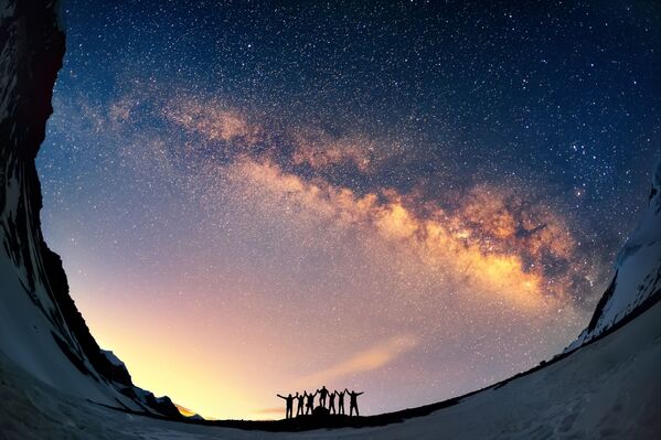 Туристы на фоне млечного пути в горах Непала - Sputnik Абхазия