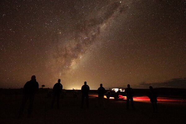 Туристы наблюдают Млечный Путь около Брокен-Хилла, Австралия - Sputnik Абхазия