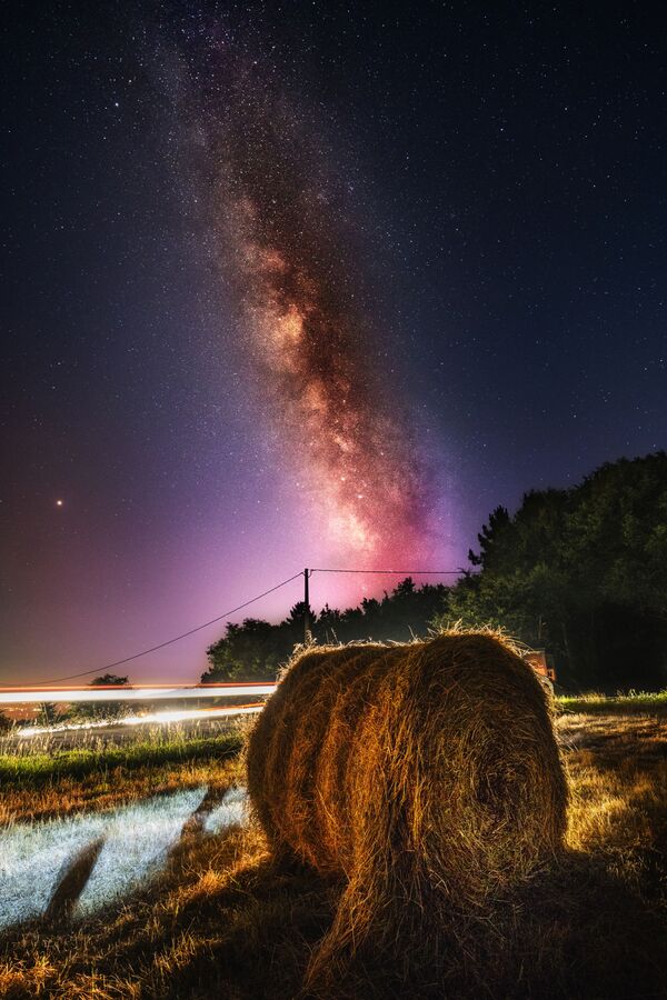 Млечный Путь на полем со стогами сена - Sputnik Абхазия