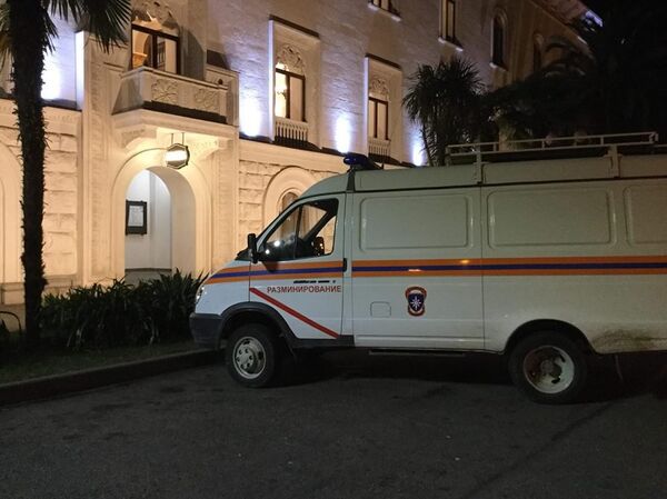 Сообщение о минировании здания Абхазского государственного драмтеатра имени Самсона Чанба поступило в МВД около 18:00 10 октября. Сообщение о минировании здания Абхазского государственного драмтеатра имени Самсона Чанба поступило в МВД около 18:00 10 октября. - Sputnik Абхазия