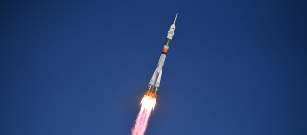 Старт ракеты-носителя Союз-ФГ с пилотируемым кораблем Союз МС-10 Старт ракеты-носителя Союз-ФГ с пилотируемым кораблем Союз МС-10 - Sputnik Абхазия