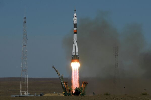 Старт ракеты-носителя Союз-ФГ с пилотируемым кораблем Союз МС-10 со стартового стола первой Гагаринской стартовой площадки космодрома Байконур - Sputnik Абхазия