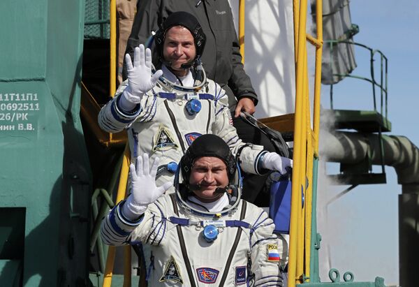 Члены экипажа Международной космической станции (МКС) высаживаются на космический корабль Союз-МС-10 для запуска на космодроме Байконур, Казахстан - Sputnik Абхазия