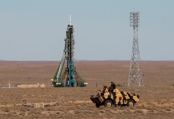 Сотрудники службы безопасности проезжают мимо корабля Союз-МС-10 с космическим кораблем Союз-МС-10 незадолго до его запуска на Международную космическую станцию (МКС) - Sputnik Абхазия