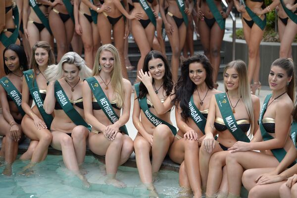 Кандидатки на звание Мисс Земля-2018 во время фотосессии у бассейна, Манила - Sputnik Абхазия