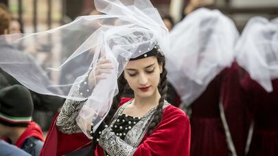 Танцовщика в традиционном грузинском наряде перед выступлением на фестивале грузинской культуры в Москве