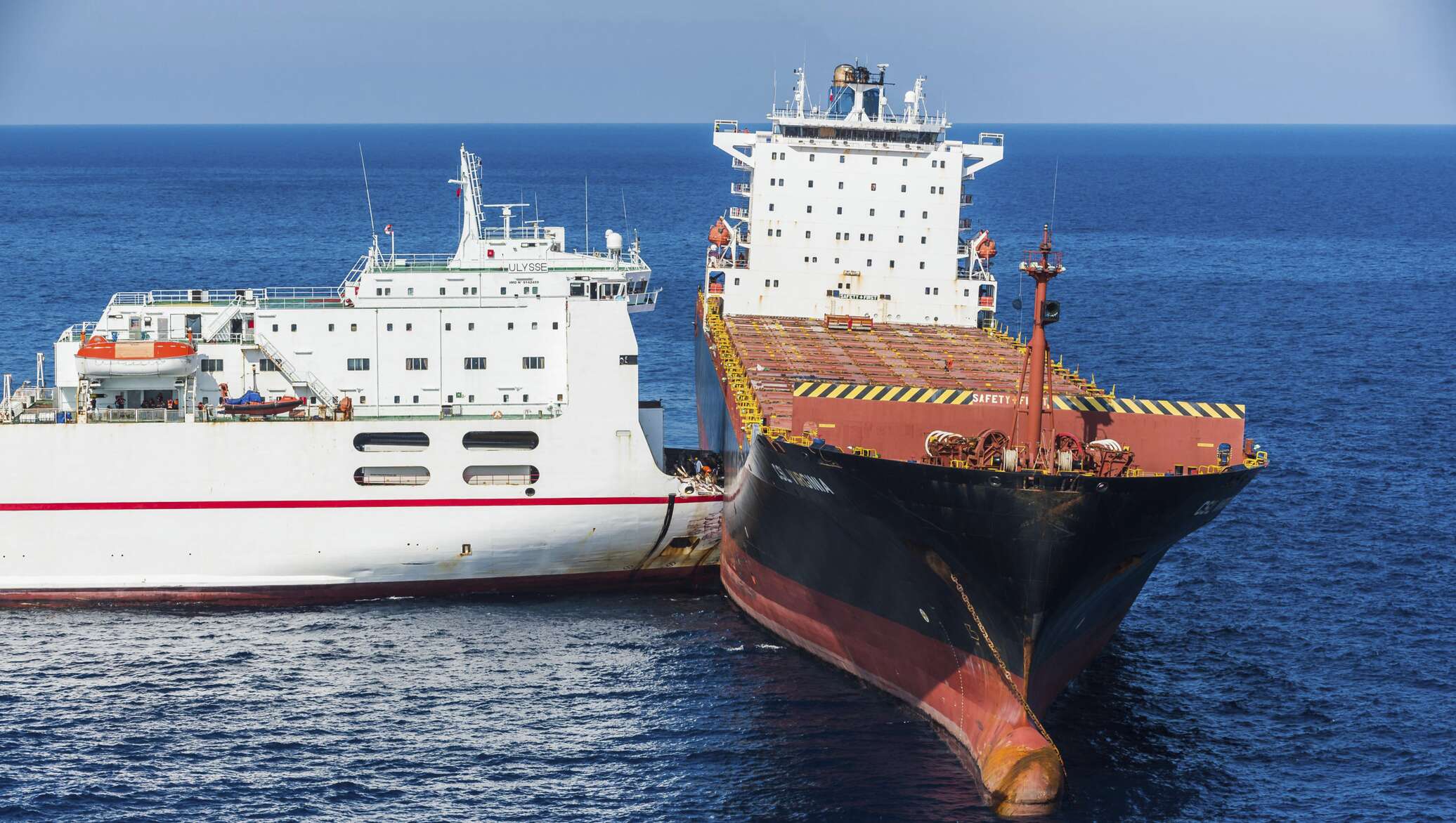 Ship collision. Ship collision. Столкновение танкеров. Затонувший контейнеровоз. Ship collision.