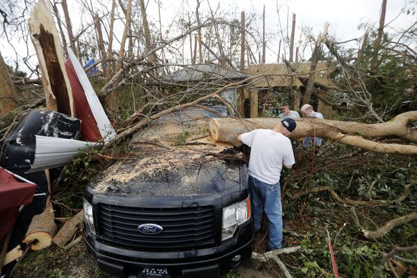 Люди распиливают поваленные ураганом Майкл деревья в Панама-Сити, Флорида - Sputnik Абхазия