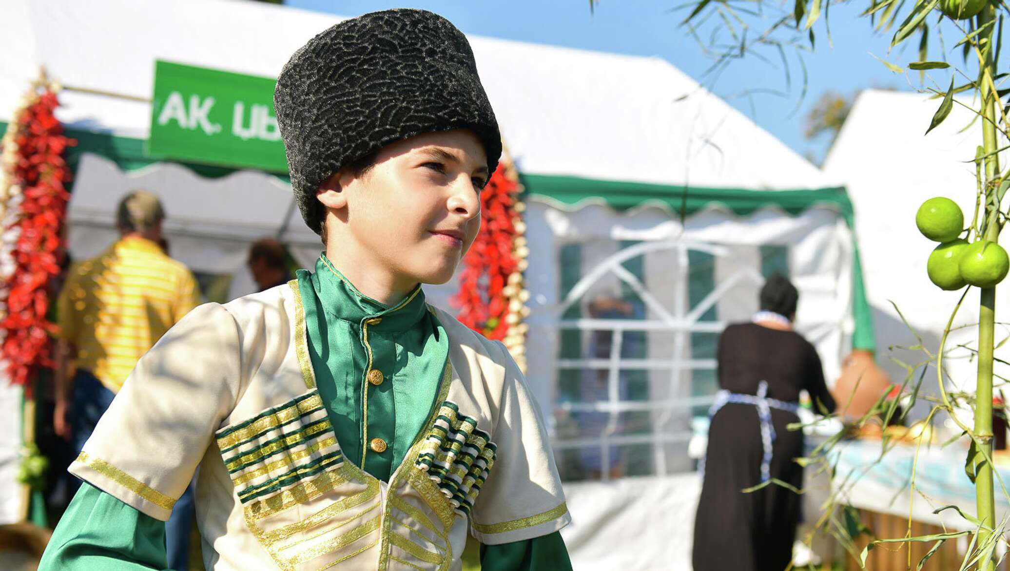 Какие абхазцы. Абхазский национальный костюм. Абхазская Национальная одежда мужская. Абхазский народный костюм. Абхазская культура гостеприимство.
