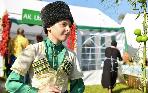 Черкеска, или по-абхазски акуымжвы (акәымжәы – прим.) – традиционный мужской костюм абхазов - Sputnik Абхазия