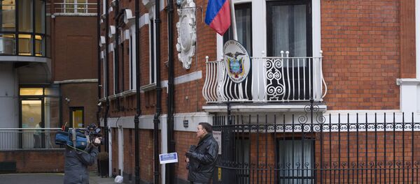 Журналисты у здания посольства Эквадора в Лондоне, где с 2012 года укрывается сооснователь WikiLeaks Джулиан Ассанж. - Sputnik Аҧсны