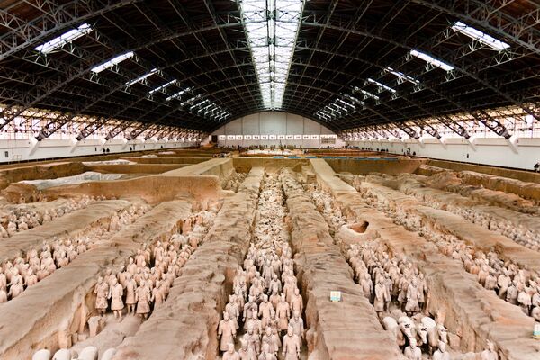 Терракотовая армия - принятое название захоронения по меньшей мере 8100 полноразмерных терракотовых статуй китайских воинов и их лошадей у мавзолея императора Цинь Шихуанди в Сиане - Sputnik Абхазия