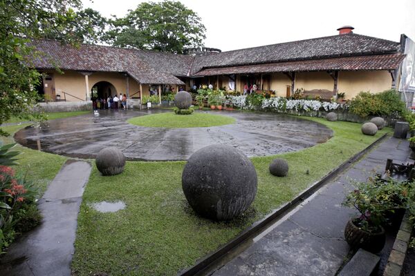 Доколумбовые каменные сферы, найденные в Палмар-Сур, в 300 км к юго-востоку от Сан-Хосе, выставлены в Национальном музее в столице Коста-Рики - Sputnik Абхазия