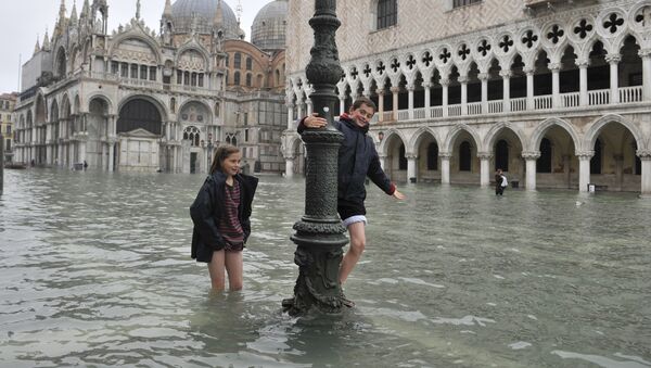 Дети на затопленной площади святого Марка в Венеции. - Sputnik Абхазия