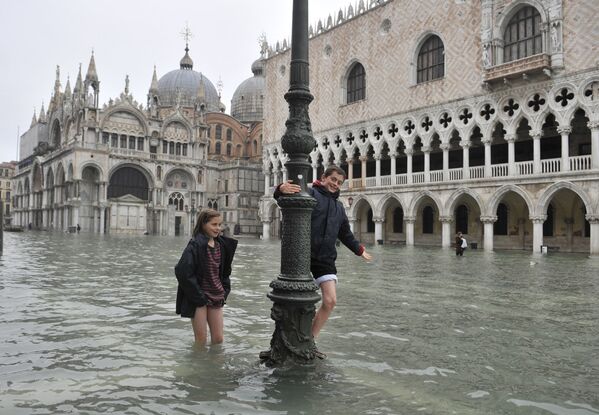 Дети на затопленной площади Святого Марка в Венеции. - Sputnik Абхазия