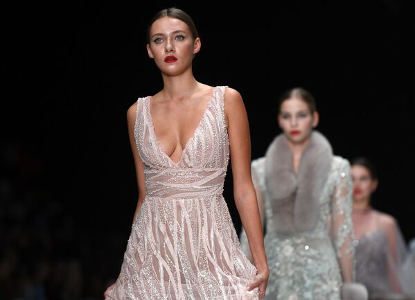 Модели демонстрируют коллекцию одежды Speranza Couture by Nadezda Yusupova в центральном выставочном зале Манеж в рамках Mercedes-Benz Fashion Week Russia - Sputnik Абхазия