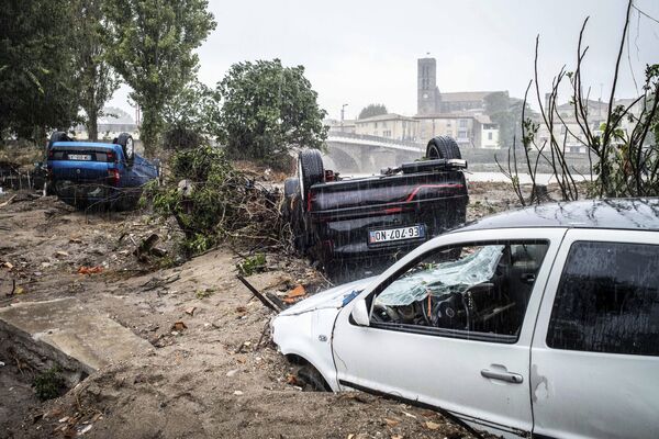 Поврежденные в результате наводнения автомобили в городе Треб, Франция - Sputnik Абхазия