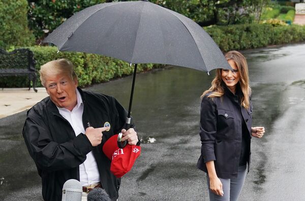 Президент США Дональд Трамп с супругой Меланьей на южной лужайке Белого дома в Вашингтоне - Sputnik Абхазия