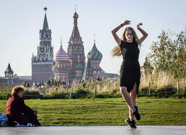 Девушка танцует в парке Зарядье в период бабьего лета в Москве - Sputnik Абхазия