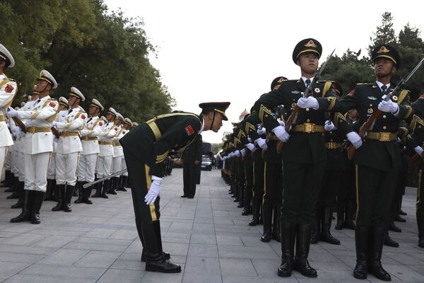 Военные почетного караула во время подготовки ко встречи норвежского короля Харальда V в Пекине - Sputnik Абхазия