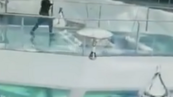 Сотрудница торгового центра города Цзясин провались в бассейн с акулой - Sputnik Абхазия