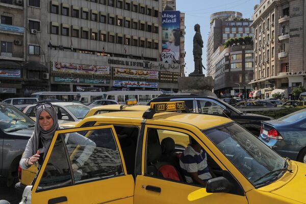 Женщина выходит из такси в центре Дамаска, Сирия - Sputnik Абхазия