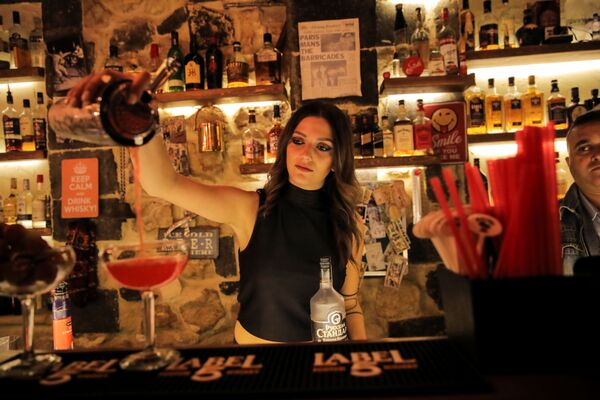 Девушка-бармен готовит коктейль в ночном клубе в Дамаске - Sputnik Абхазия
