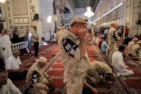 Российские солдаты во время молитвы в мечети Омейядов в Дамаске - Sputnik Абхазия