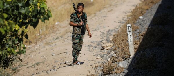 Солдат у проезжающего поезда в пригороде Дамаска Солдат у проезжающего поезда в пригороде Дамаска - Sputnik Абхазия