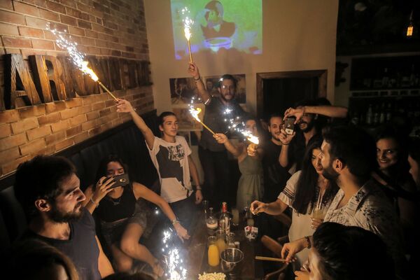 Празднование дня рождения в баре Marionette в Старом городе Дамаска - Sputnik Абхазия