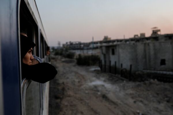 Женщина в окне поезда по пути на вновь открывшуюся Международную ярмарку в Дамаске - Sputnik Абхазия