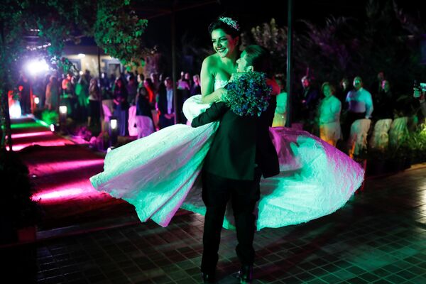 Новобрачные на свадебном торжестве в Дамаске, Сирия - Sputnik Абхазия