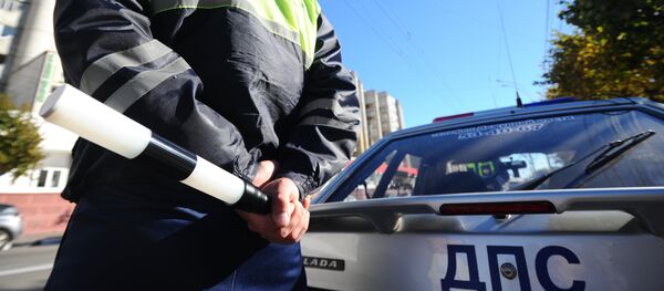 Инспектор Специального батальона ГИБДД на маршруте патрулирования Инспектор Специального батальона ГИБДД на маршруте патрулирования - Sputnik Абхазия