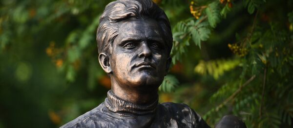 Памятник писателю Фазилю Искандеру на Новодевичьем кладбище в Москве Памятник писателю Фазилю Искандеру на Новодевичьем кладбище в Москве - Sputnik Аҧсны