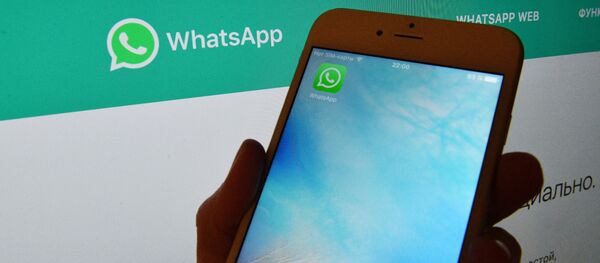 Иконка мессенджера WhatsApp на экране смартфона Иконка мессенджера WhatsApp на экране смартфона - Sputnik Абхазия