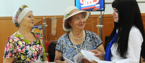 Женщины получают консультацию от специалиста ПФР Женщины получают консультацию от специалиста ПФР - Sputnik Абхазия