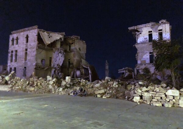 Разрушенные здания на площади возле цитадели в Алеппо - Sputnik Абхазия