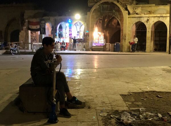 Мужчина с кальяном на площади возле рынка в Алеппо - Sputnik Абхазия