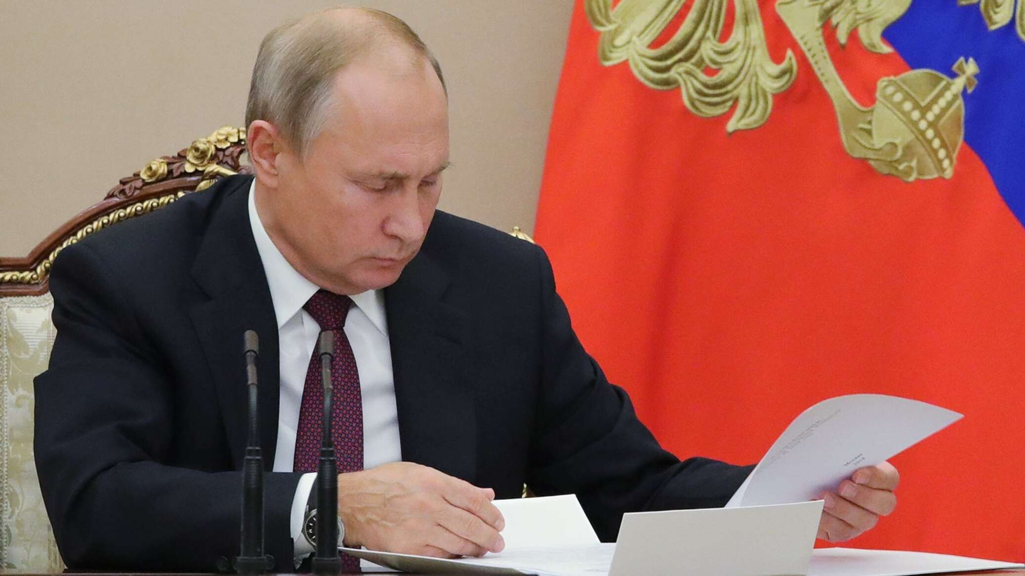 Путин подписывает документ