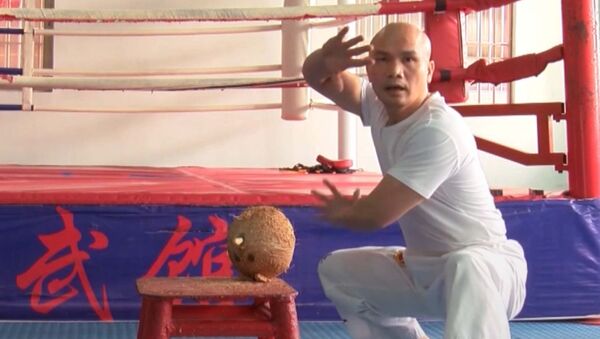 Мастер кунг-фу разбивает кокосы голыми руками - Sputnik Абхазия