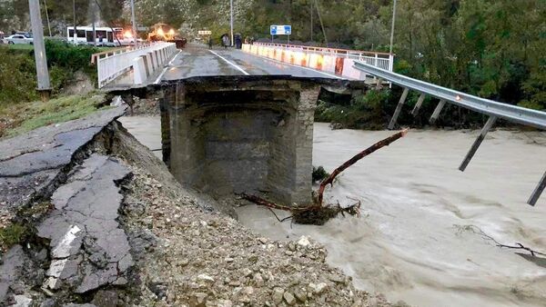 Поврежденный мост в районе Макопсе - Sputnik Абхазия