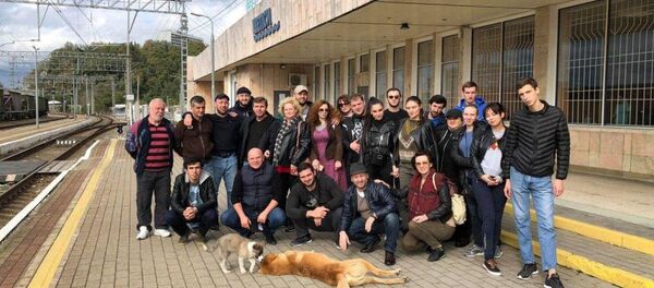 Труппа РУСДРАМа ждет электричку, чтобы отправиться в Абхазию - Sputnik Аҧсны