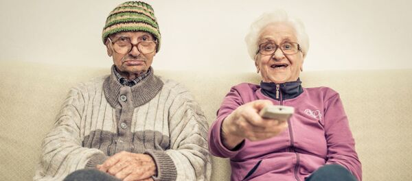 Пара пенсионеров за просмотром телевизора - Sputnik Абхазия
