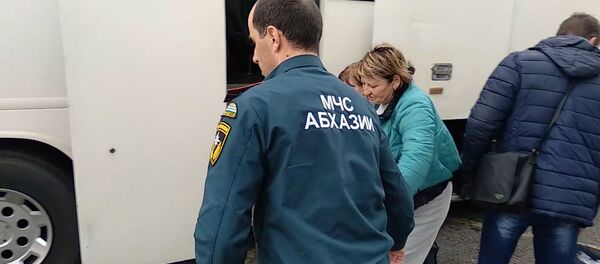 Долгий путь домой: как встретили в Адлере пассажиров поезда Москва-Сухум Долгий путь домой: как встретили в Адлере пассажиров поезда Москва-Сухум - Sputnik Абхазия