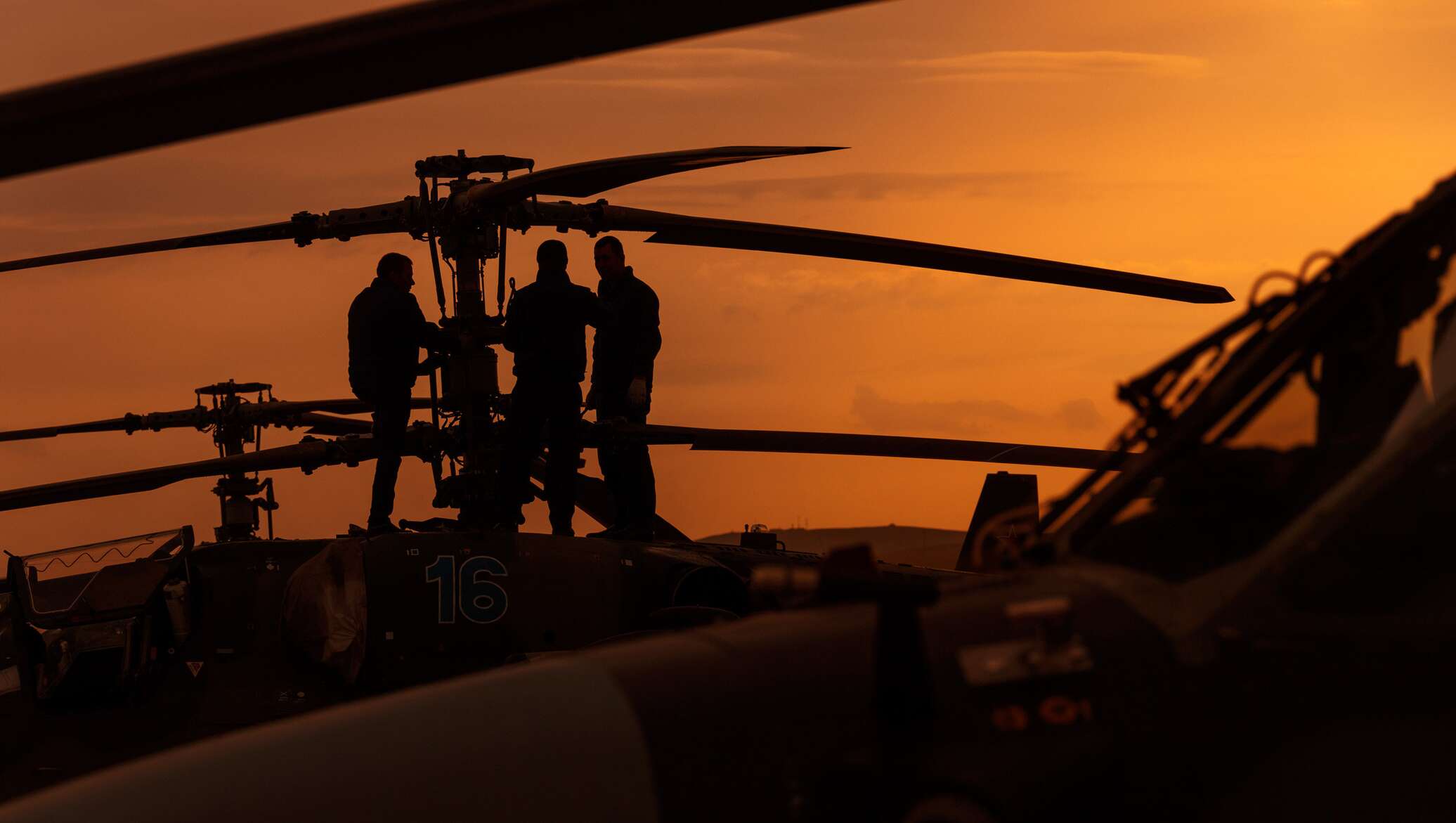 Военное иносми. Ка-52 Аллигатор. Ка 52 на закате. Пилот вертолета. Самый большой вертолет в мире.