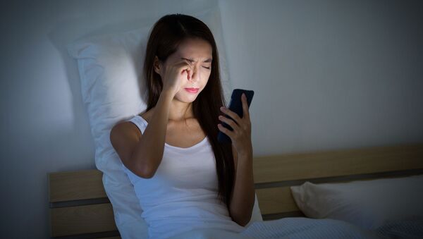 Девушка с мобильным телефоном в руках в постели - Sputnik Абхазия